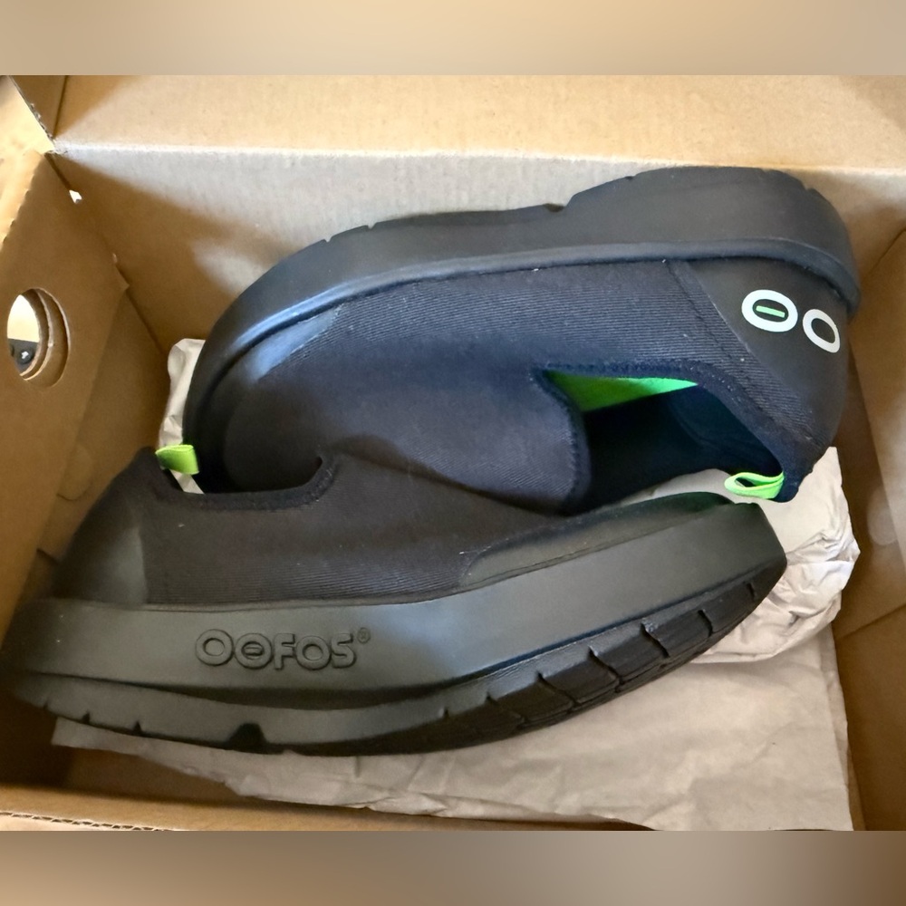 OOFOS OOMG Eezee Black Slip-On Loafers with Lime Accents size 5